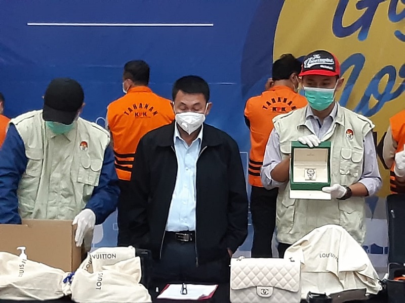 KPK tunjukan bukti belanjaan Menteri Edhy di Amerika. (Foto: MP/Ponco Sulaksono).