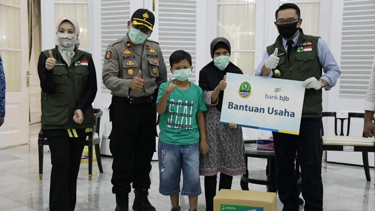 Bocah SD serahkan tabungannya untuk bantu tim medis yang tangani corona