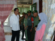 Jalan Kaki, Presiden Jokowi Tengok Tempat Tinggal Prajurit TNI di Tanah Karo