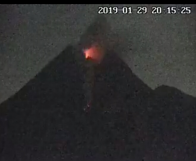 Merapi Keluarkan Lava Pijar Sembilan Kali, Status Masih Waspada