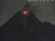 Merapi Keluarkan Lava Pijar Sembilan Kali, Status Masih Waspada