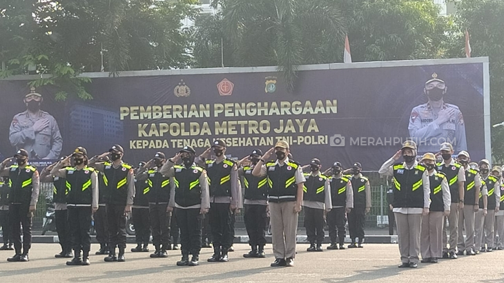   Kapolda Metro Jaya Irjen Fadil Imran memberikan penghargaan kepada 149 tenaga kesehatan (nakes) dari unsur TNI-Polri. (Foto: MP/Kanugrahan)