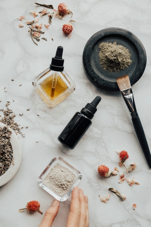 Aplikasikan masker dengan kuas atau spatula (Foto Pexels Daria Shevtsova)