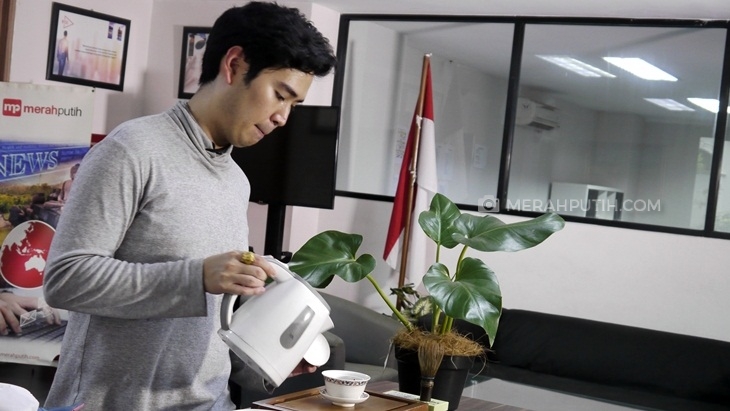  Pakar teh Othniel Giovanni dalam sebuah kelas dasar di  kantor redaksi Merahputih.com. (Foto: merahputih.com/Suryo  Paksi)
