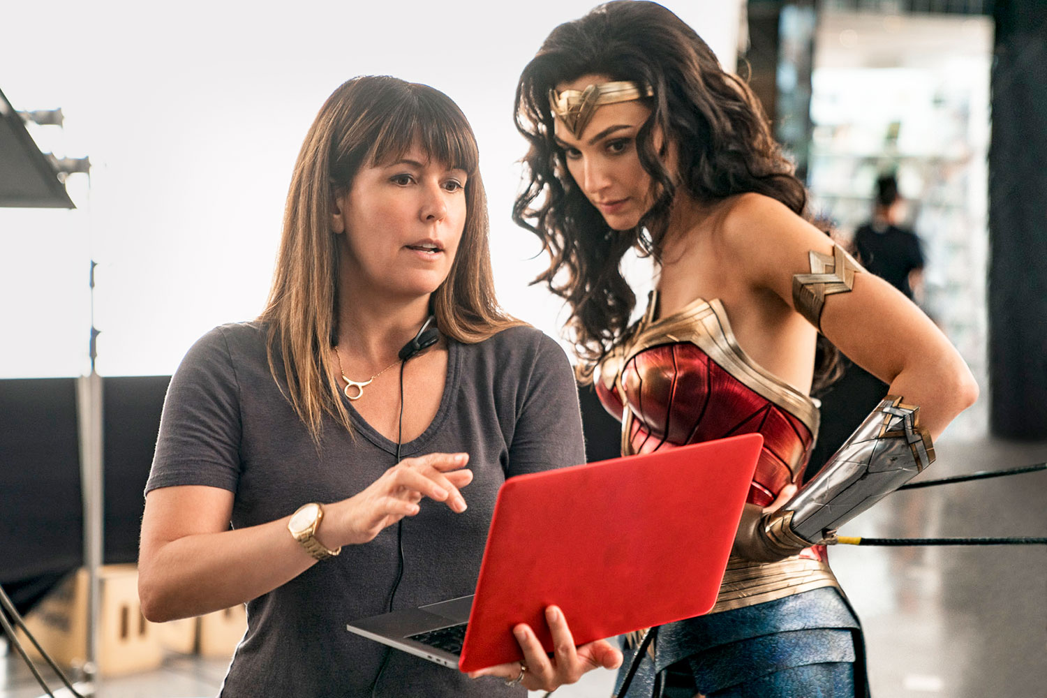 Patty Jenkins dan Gal Gadot di lokasi syuting. (Foto: Cinemags)