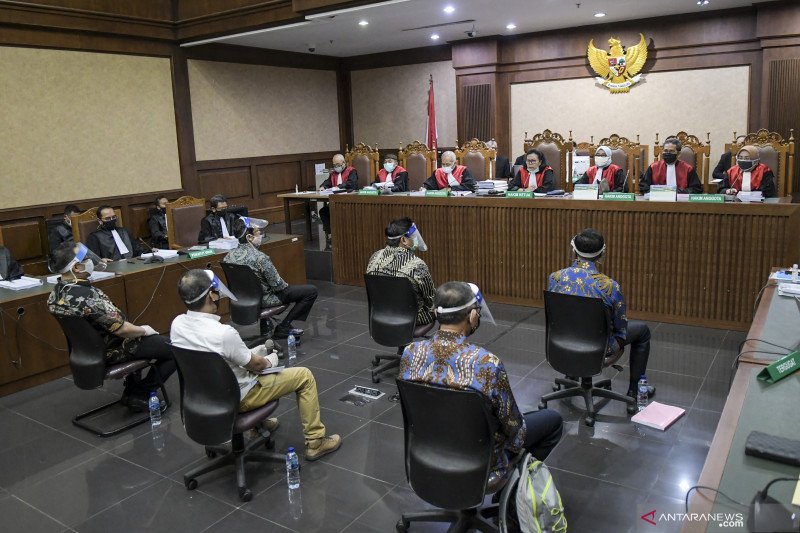 Terdakwa kasus dugaan korupsi pengelolaan dana dan penggunaan dana investasi pada PT Asuransi Jiwasraya (Persero) menjalani sidang perdana di Pengadilan Tipikor, Jakarta, Rabu (3/6/2020). ANTARA FOTO/Galih Pradipta/aww (ANTARA FOTO/GALIH PRADIPTA)