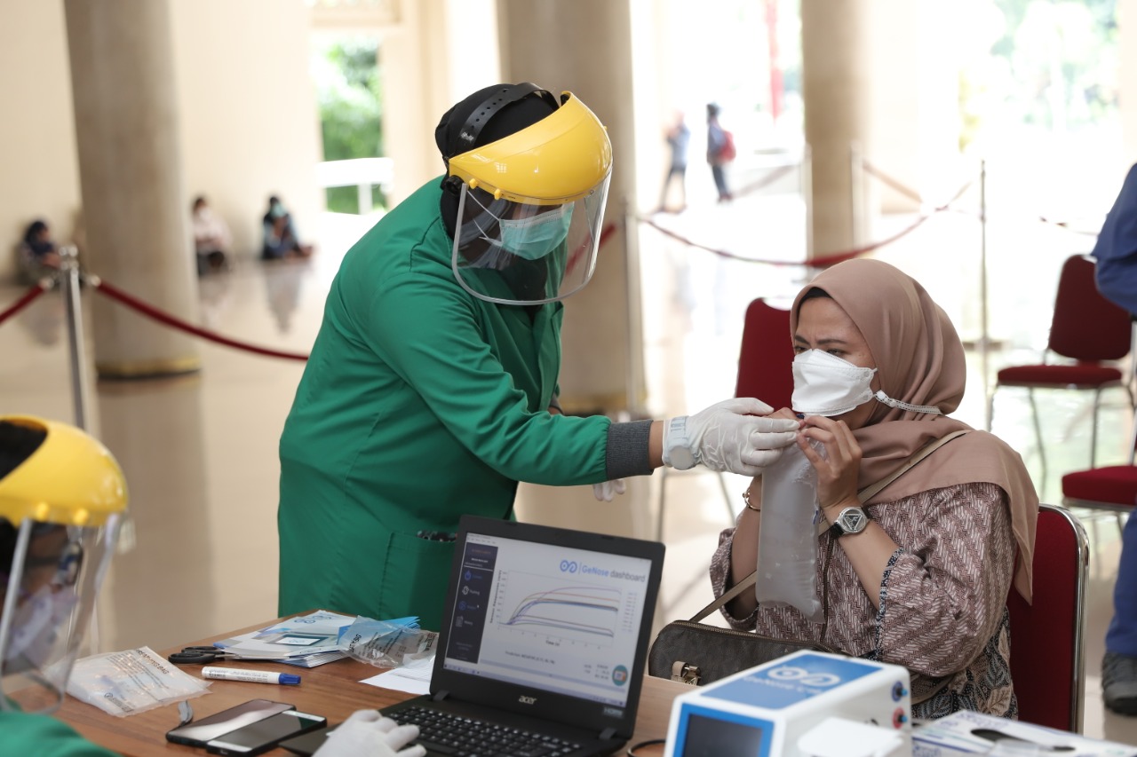 Anggota DPR RI mencoba GeNose C19 di ruang Balai Senat, Gedung Pusat Universitas Gadjah Mada (UGM) Yogyakarta, Senin (15/2). Foto: Humas UGM