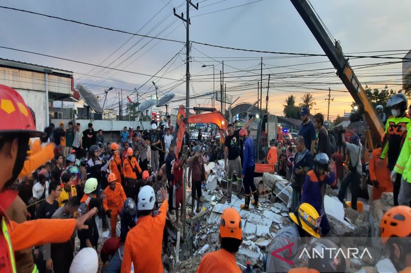 Alfamart di Kalsel Ambruk, Belasan Korban Terjebak dalam Reruntuhan