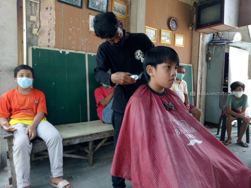 Galang Donasi Bantu Pasien Isoman, Warga Solo Gelar Potong Rambut Bayar Rp 5.000