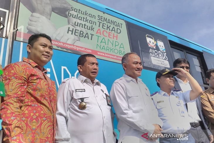  Kepala BNN RI Komjen Pol Heru Winarko (tiga dari kiri) pada deklarasi desa dan sekolah bersih narkoba di Lapangan Blangpadang, Banda Aceh, Selasa (8/10/2019). Antara Aceh/M Haris SA