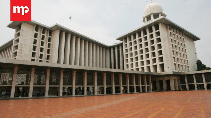 Sambut Ramadan Relawan Beda Agama Bersih-Bersih Masjid Istiqlal