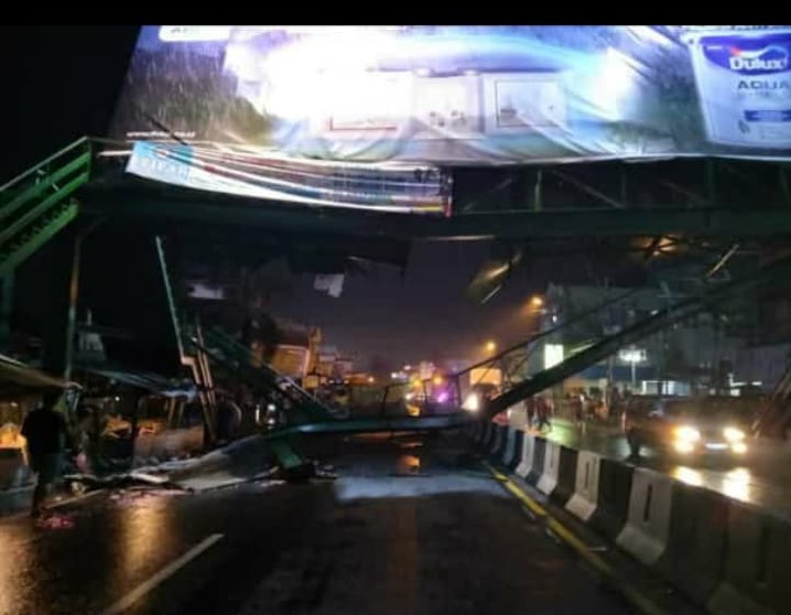Jembatan Penyeberangan Orang (JPO) di Jalan Ahmad Yani, Kartosuro, Kecamtan Kartasuro, Kabupaten Sukoharjo, Jawa Tengah ambruk, Kamis (2/4) malam.  (MP/Ismail)