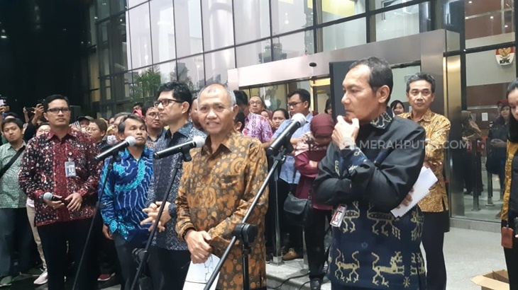 Ketua KPK Agus Rahardjo bersama pimpinan KPK menyampaikan keterangan pers