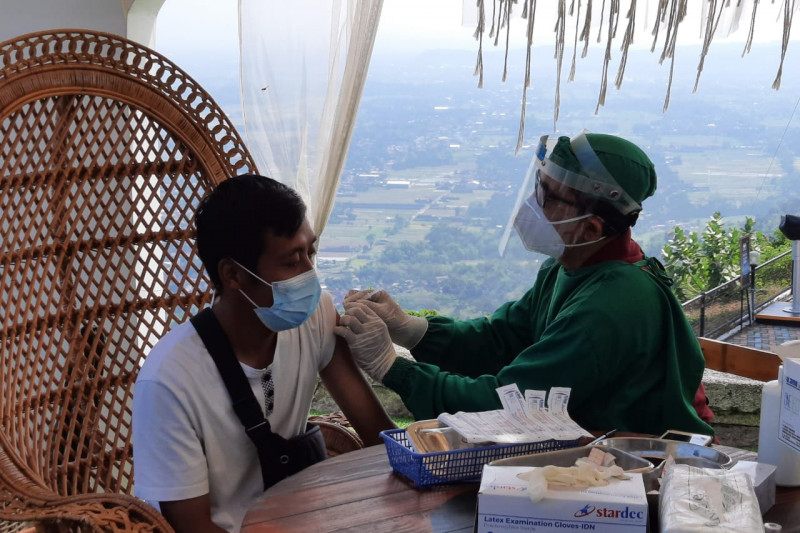 Pelaksanaan vaksinasi di Gunung Kidul. (Foto ANTARA/Sutarmi)