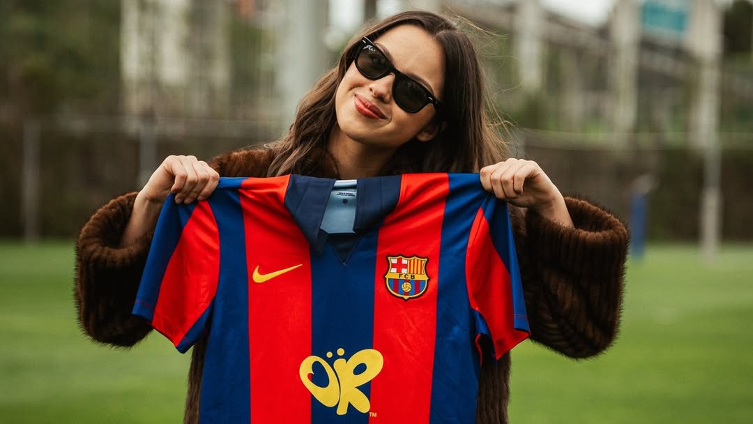 Momen Olivia Rodrigo Bertemu Lamine Yamal di El Clasico, Logonya Ikut Mejeng di Jersey Barcelona
