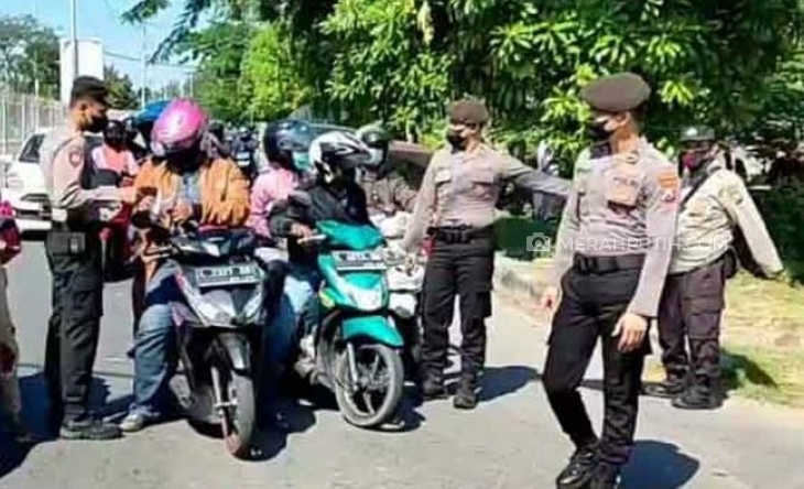    Petugas saat melakukan pemeriksaan setiap pengendara dari Surabaya menuju Madura. (Foto: MP/Andika Eldon)