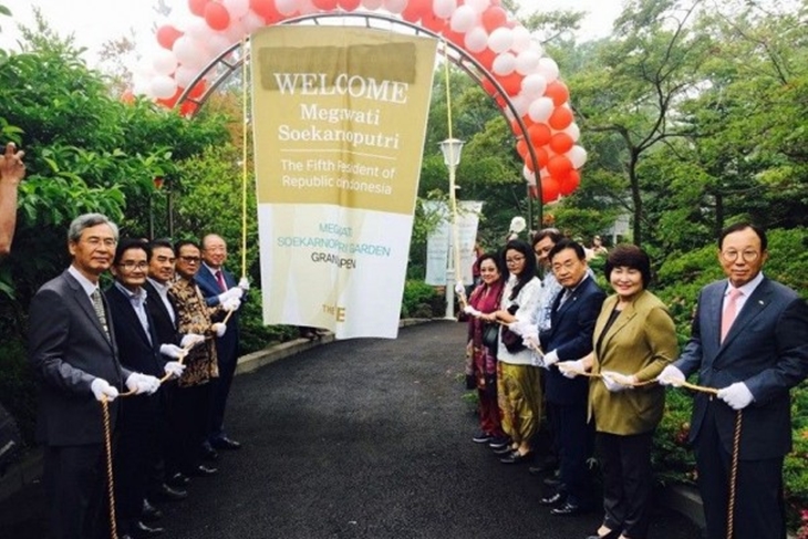(Foto 4) Megawati meresmikan Kebun Raya Megawati di Korea Selatan. Foto by KBRI Seoul