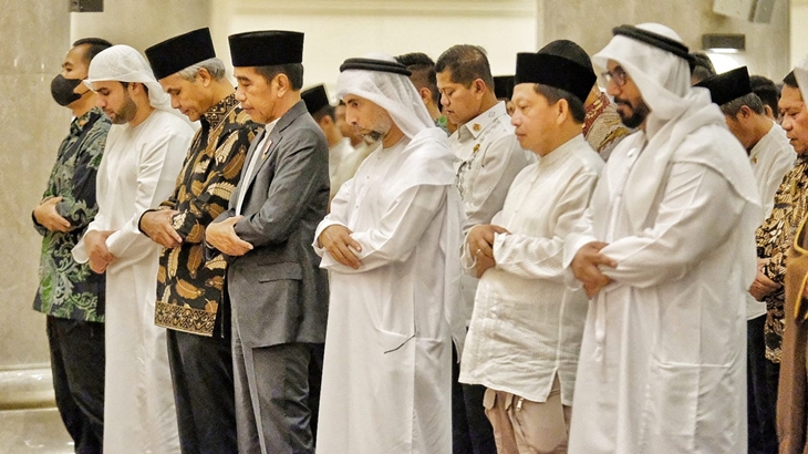 Jokowi Salat Tarawih di Masjid Zayed, Ajak Teladani Pendiri UEA