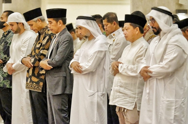 Jokowi Salat Tarawih di Masjid Zayed, Ajak Teladani Pendiri UEA