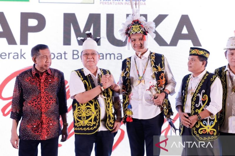 Ganjar Pranowo Diangkat Jadi Warga Kehormatan Adat Dayak Kenyah