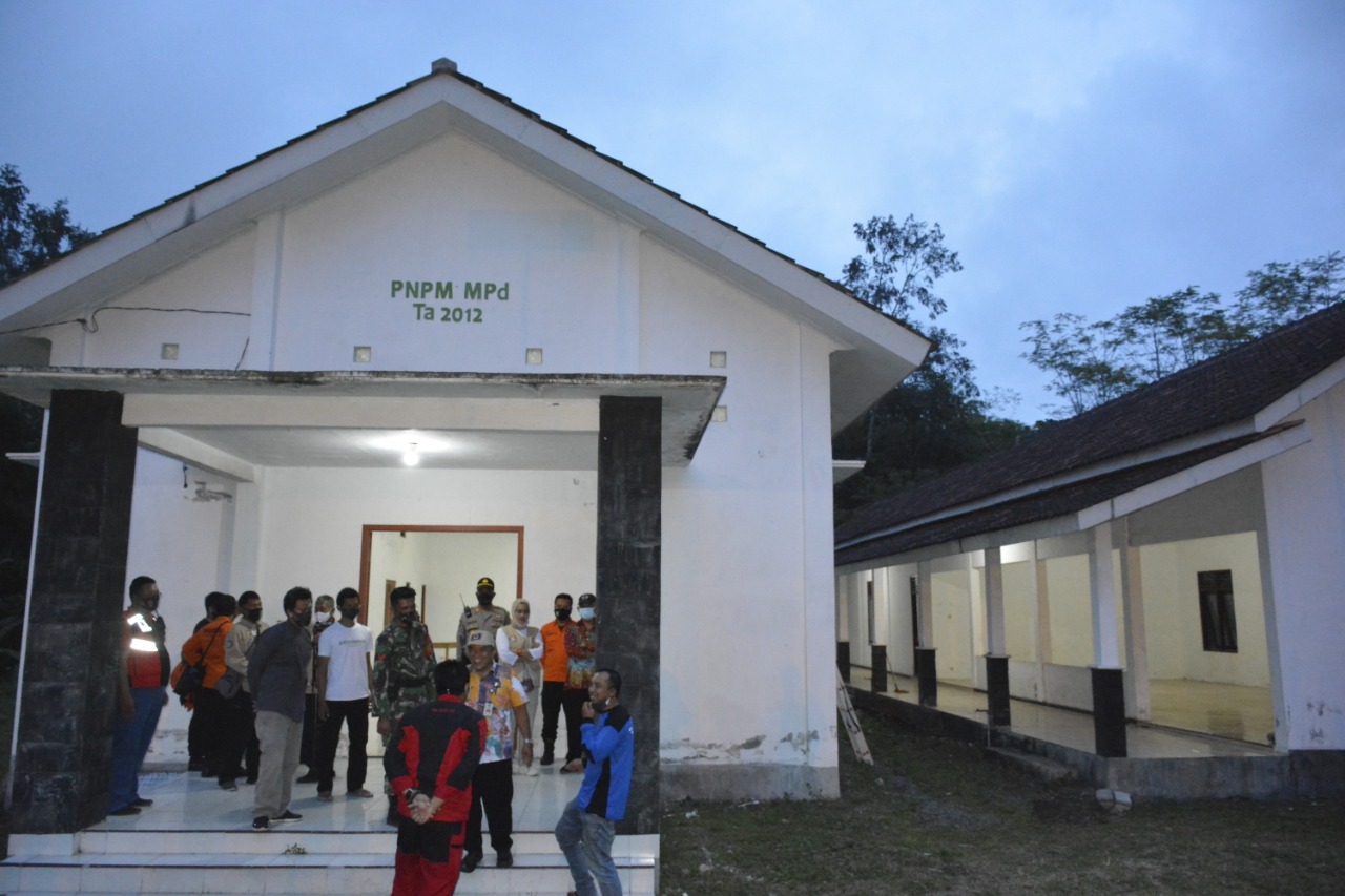 Bupati Sleman Sri Purnomo meninjau ke lokasi barak pengungsian Kamis (5/11). Foto: Humas Pemkab Kabupaten Sleman