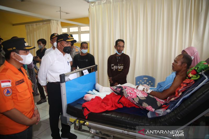 Menteri Koordinator Bidang Pembangunan Manusia dan Kebudayaan (Menko PMK) Muhadjir Effendy meninjau korban luka di RSUD Pasirian, Lumajang, Minggu (5/12/2021). ANTARA/HO-Kemenko PMK