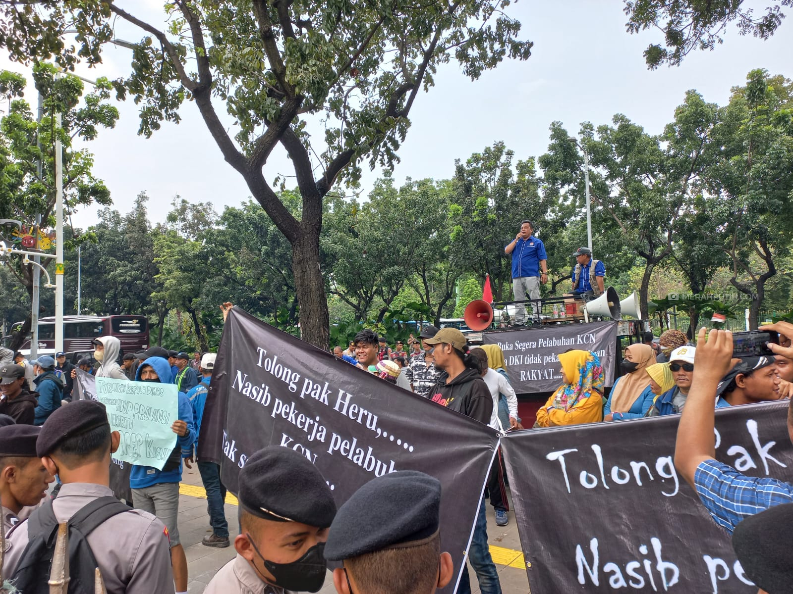 Puluhan korban penutupan Pelabuhan PT Karya Citra Nusantara (KCN), Marunda, Jakarta Utara menggelar aksi unjuk rasa di Balai Kota DKI. (Foto: MP/Asropih)