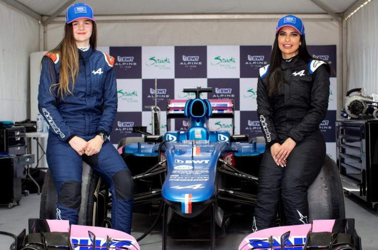 Aseel Al Hamad dan Abbi Pulling Jadi Wanita Pertama yang Kendarai F1 di Arab Saudi