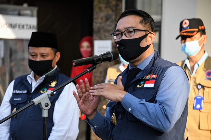 Caption: Gubernur Jawa Barat Ridwan Kamil usai rapat koordinasi Gugus Tugas Percepatan Penanggulangan COVID-19 Jawa Barat di Markas Kepolisian Daerah Jawa Barat, Kota Bandung, Selasa (16/6/20). (Foto:Humas Jabar)