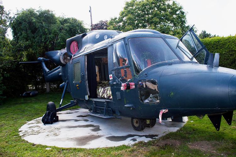 Lynx AH9A HELICOPTER GLAMPING POD di Kensington, UK. (Foto Hypebeast) 