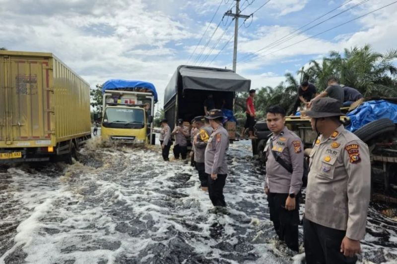 Banjir Genangi Jalan Lintas Timur Sumatera di Pelalawan Riau, Polisi Berlakukan Buka-Tutup Lalu Lintas