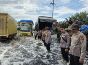 Banjir Genangi Jalan Lintas Timur Sumatera di Pelalawan Riau, Polisi Berlakukan Buka-Tutup Lalu Lintas