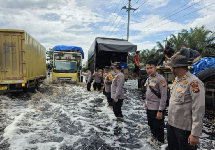 Banjir Genangi Jalan Lintas Timur Sumatera di Pelalawan Riau, Polisi Berlakukan Buka-Tutup Lalu Lintas