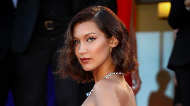 Boydguard Dorong Wartawan Wanita, Bella Hadid Ngamuk