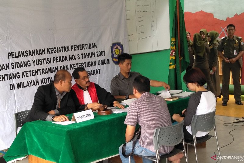 Pelanggar izin usaha indekos, panti pijat, dan tempat usaha berpotensi mencemari lingkungan menjalani sidang yustisi di RPTRA Kalijodo, Jakarta Barat, Selasa (5/11/2019). (ANTARA/DEVI NINDY)