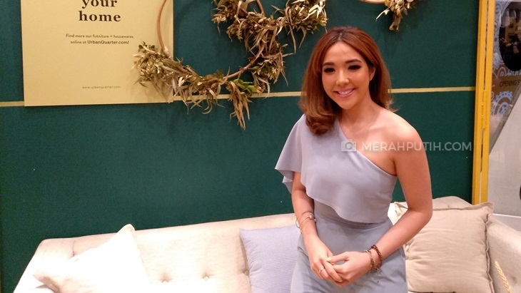 Cinta dengan Produk Furnitur Lokal, Gisel Langganan Beli Furnitur di Toko Mebel Ini