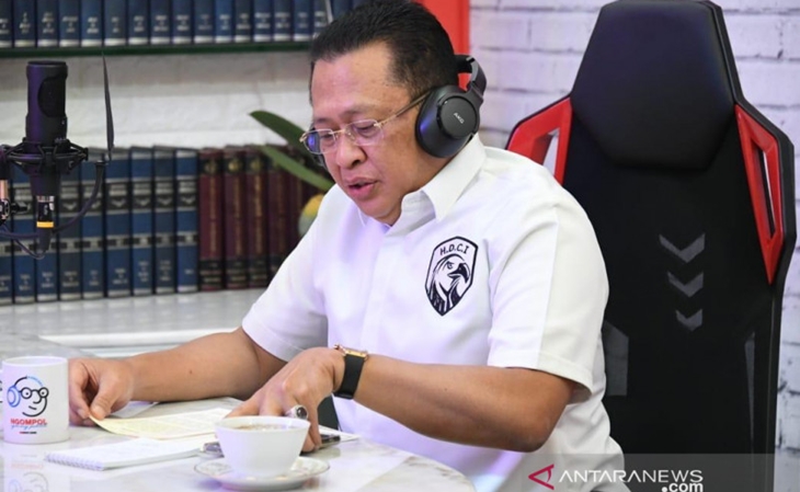 Ketua MPR Bambang Soesatyo saat menerima menerima komunikasi telepon dari Ketua Parlemen Turki Mustafa Sentop pada hari Jumat (23/7/2021). ANTARA/HO-MPR RI