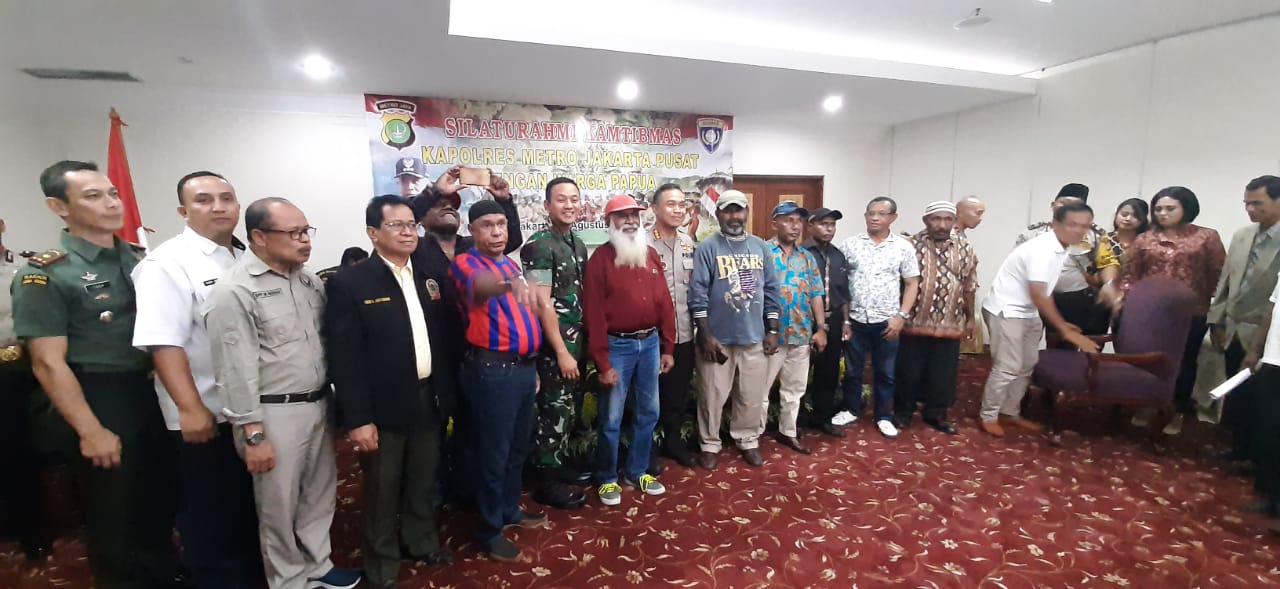 Kapolres Metro Jakarta Pusat Kombes Harry Kurniawan dan Dandim 0501/ JP BS Letkol (Inf) Wahyu Yudhayana bertemu denhan elemen masyarakat Papua di Hotel Oeasis Amir, Senen, Rabu (21/8) malam. Foto: MP/Kanu