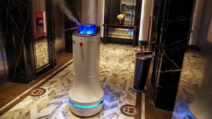 Pertama di Indonesia, JHL Solitaire Hotel Gunakan Teknologi Disinfectant dan Waiter Robot