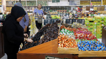 Warga Berburu Kurma untuk Takjil Berbuka Puasa Ramadan 1447 H di Pasar Tanah Abang