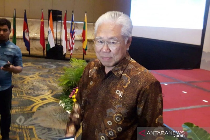 Menteri Perdagangan Enggartiasto Lukita menjawab pertanyaan awak media seusai pembukaan The Association of Natural Rubber Producing Countries (ANRPC) Annual Rubber Conference 2019 di Yogyakarta, Senin. (FOTO ANTARA/Luqman Hakim)