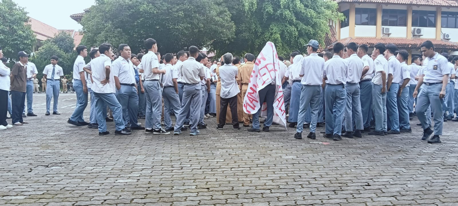 Ratusan siswa SMKN 2 Solo menggelar demo di halaman sekolah, Senin (3/2)