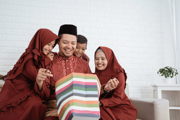 Pamer Keharmonisan Keluarga Berkedok Maaf-Maafan Lewat Twibbon