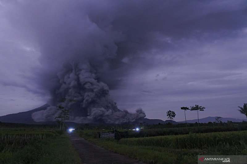 Tertutup Kabut, Erupsi Gunung Semeru Sulit Teramati
