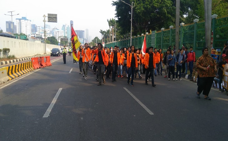 Sekelompok mahasiswa pendukung revisi UU KPK berunjuk rasa depan Gedung DPR/MPR