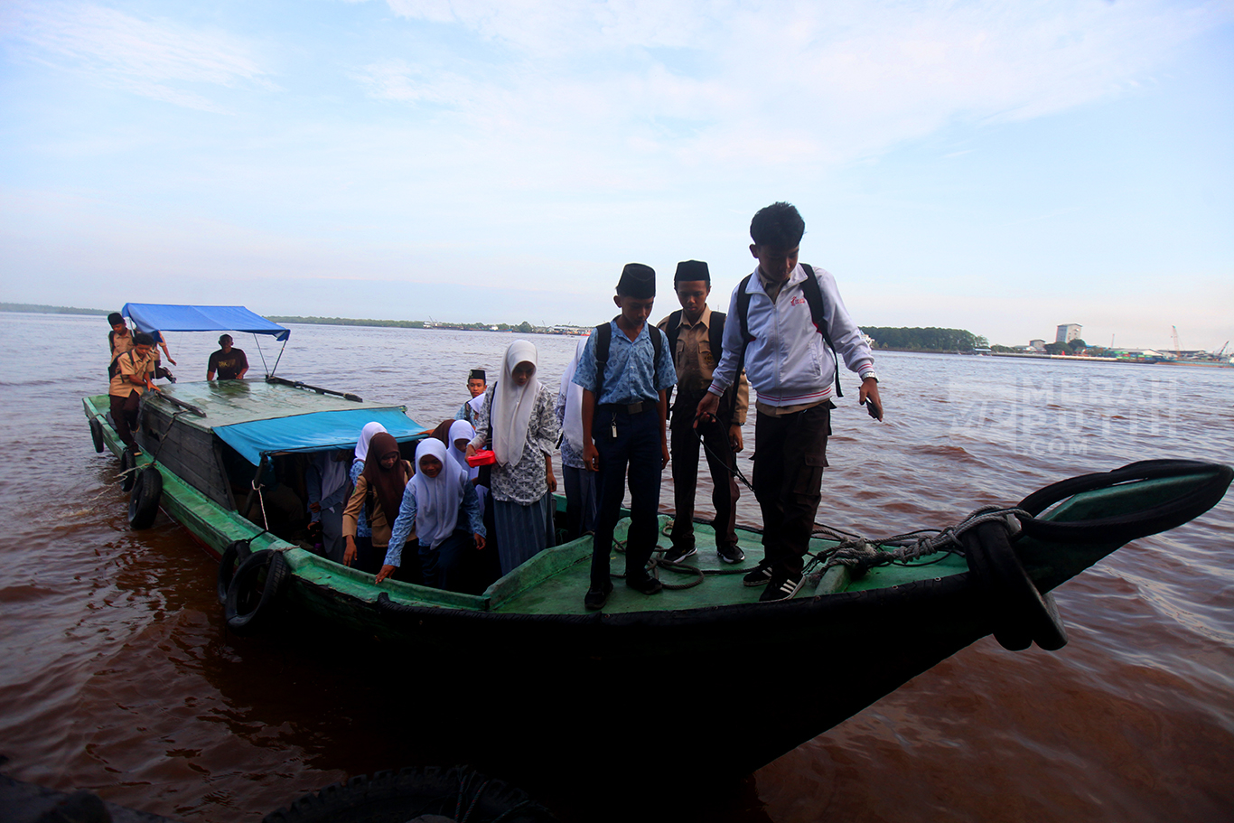 Aktivitas Anak Pulau Pucung Bersekolah Sebrangi Sungai Indragiri Hilir Riau