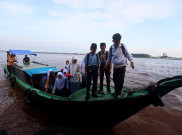Aktivitas Anak Pulau Pucung Bersekolah Sebrangi Sungai Indragiri Hilir Riau