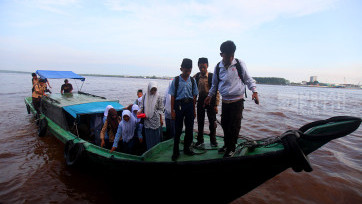 Aktivitas Anak Pulau Pucung Bersekolah Sebrangi Sungai Indragiri Hilir Riau