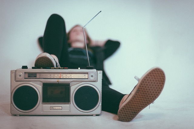Pergeseran Peran Radio Sebagai 'Hits Maker' Menjadi 'Hits Player', Apa Alasannya?