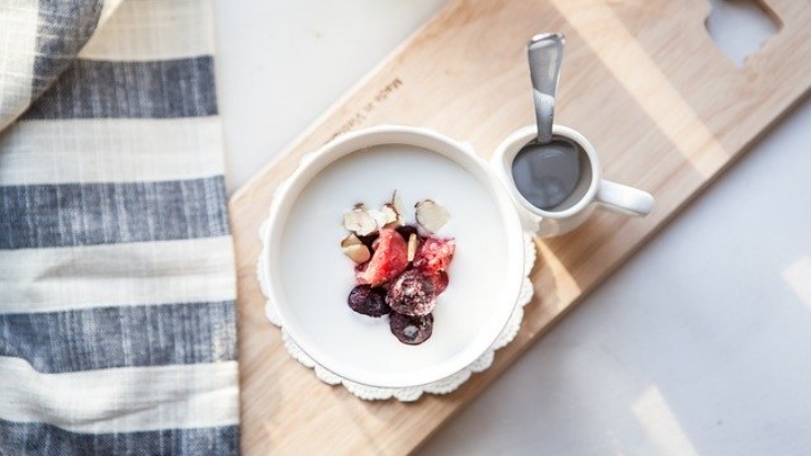 Yoghurt membantu meningkatkan insulin.(Foto: Unsplash/Dennis Klein)